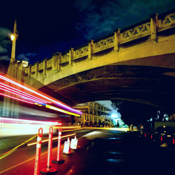 桥下巴士图片下载