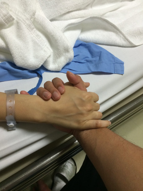 10、牵着爱的手为情侣斗智斗勇图片下载