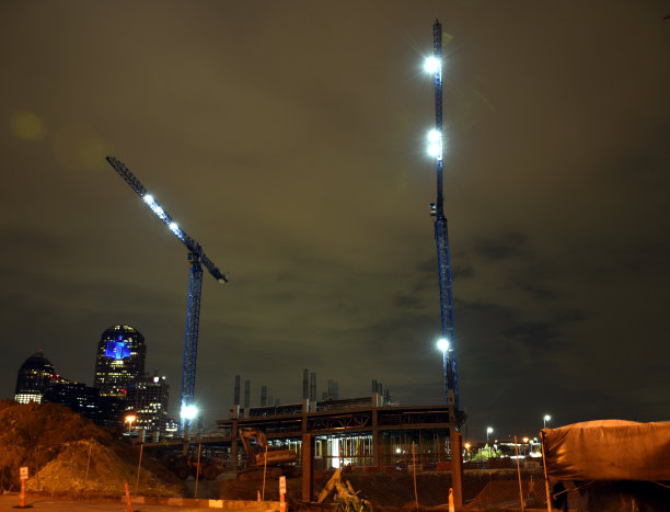 夜晚的天际线与两座塔吊图片下载