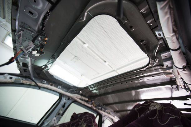 汽车维修电气布线系统在旧汽车，内景图片下载