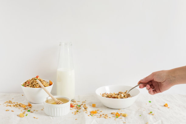 桌上有麦片和一瓶牛奶。健康饮食图片下载