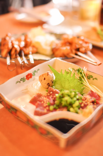 美味的马刺肉串和啤酒在日本餐厅吃图片下载