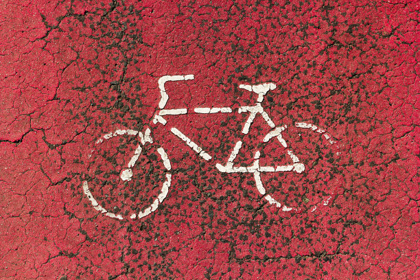 用白色画的自行车道标志图片下载