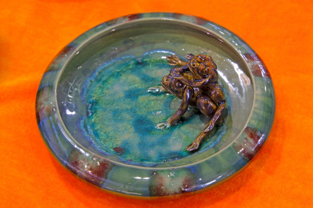 造型精美的烟灰缸，纯色背景，特写照片图片下载