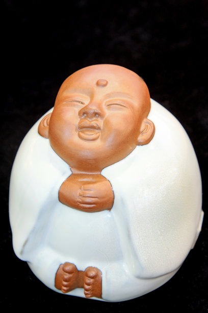 小和尚造型陶瓷工艺品，特写照片图片下载