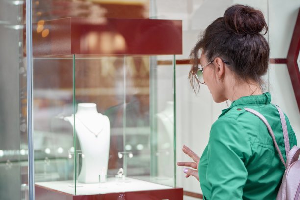 在珠宝店购物的女人图片下载