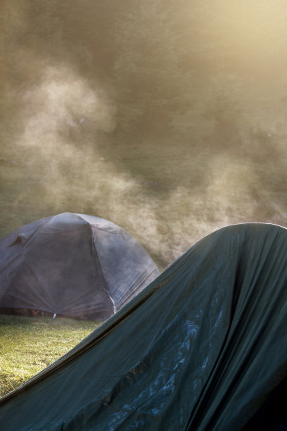 帐篷在早晨的阳光下晒干了图片下载