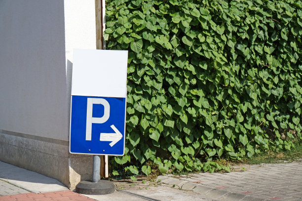 停车场入口处有停车路标图片下载