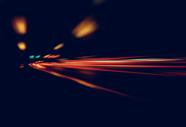 模糊照明和夜间灯光，汽车交通运动模糊的速度和动态图片下载