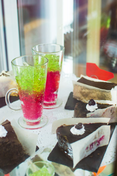 冰箱旁边有很多不同的甜点图片下载