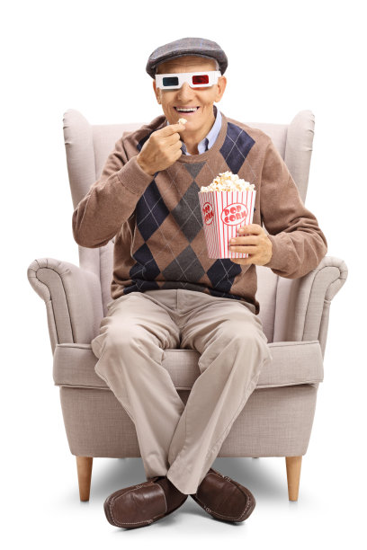 老人戴着3D眼镜，吃着爆米花图片下载