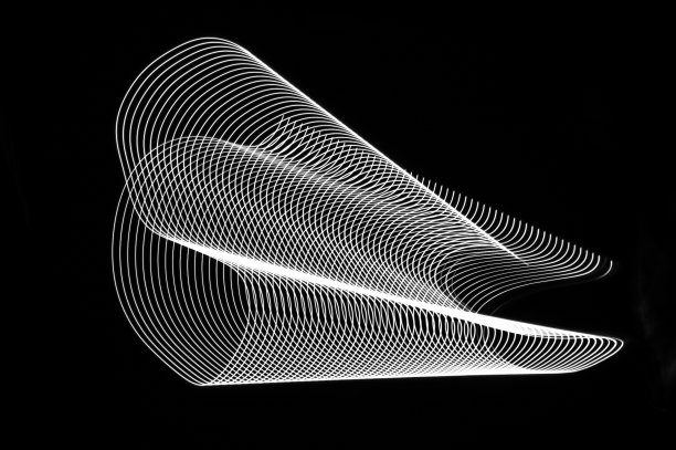 抽象的白线波在黑色的背景图片下载