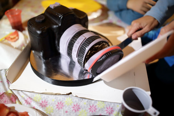 女人切蛋糕图片下载