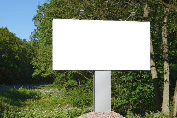 水平空白广告牌上的背景绿树，模拟图片下载
