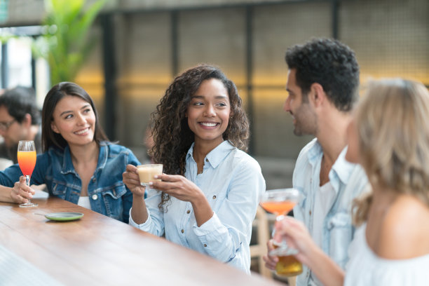 一群快乐的朋友在酒吧喝酒图片下载