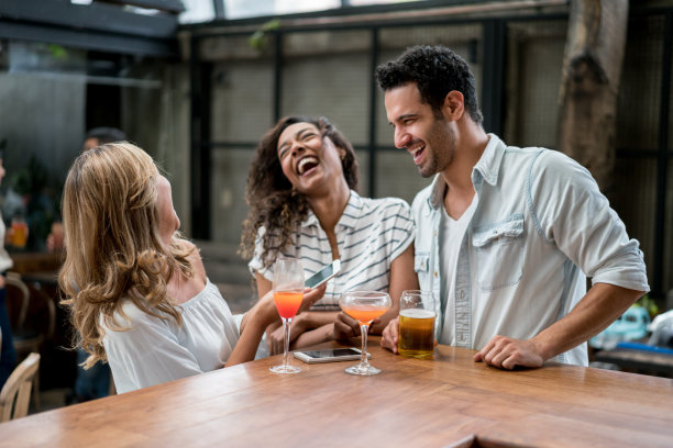 一群快乐的朋友在酒吧喝酒图片下载