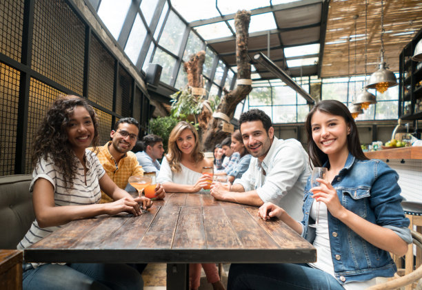 一群快乐的朋友在餐厅图片下载