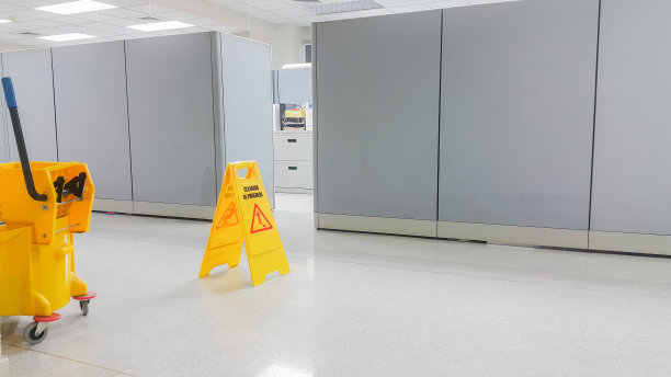 商店里有“小心湿地板”的警告标志图片下载