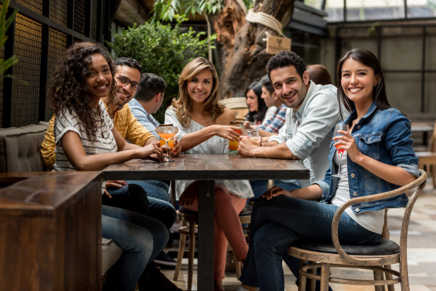 一群快乐的朋友在餐厅吃饭图片下载