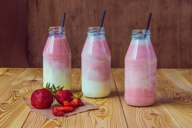 木桌上的草莓冰沙图片下载