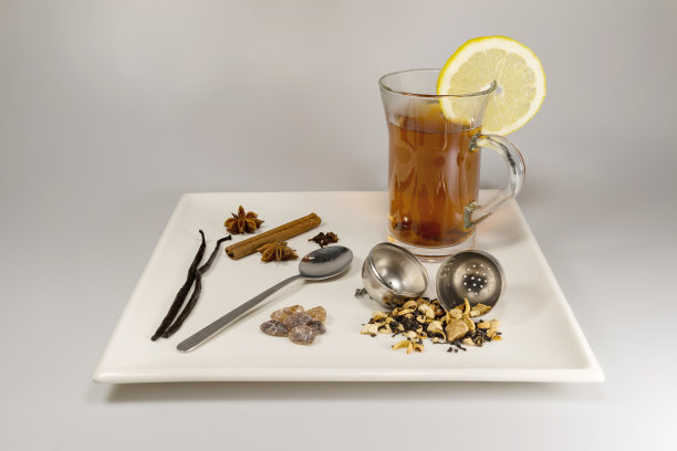 用香料、罗盘、冰糖以及各种器具泡的红茶素材图片