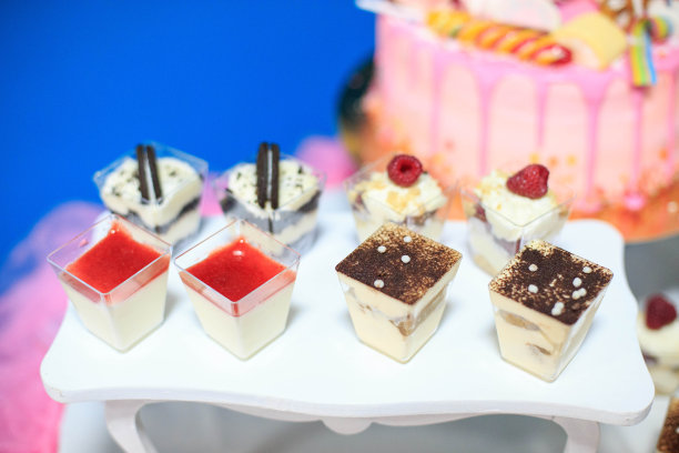 各式各样的糕点和巧克力甜点。概念生日派对、派对、婚礼、餐饮。图片下载