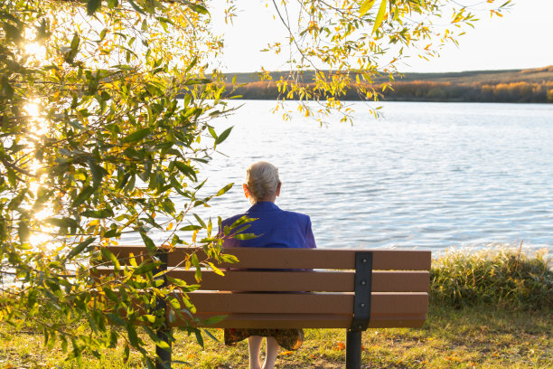坐在长椅上的女人图片下载