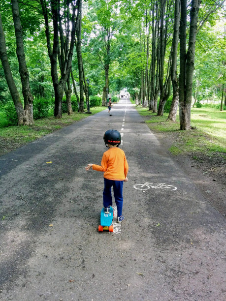 在公园里玩得开心图片下载