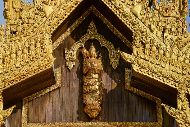 仰光大金塔南门木墙上的角形图案的缅甸艺术木雕工艺。大金塔是缅甸仰光著名的佛教和旅游地标图片下载