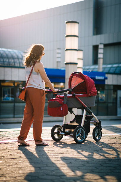 傍晚时分，母亲带着新生儿走路图片下载