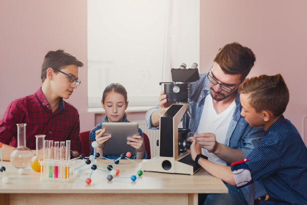 干教育。实验室化学实验图片下载