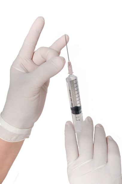 双手带橡胶手套，手持注射器，隔离在白色背景上。图片下载
