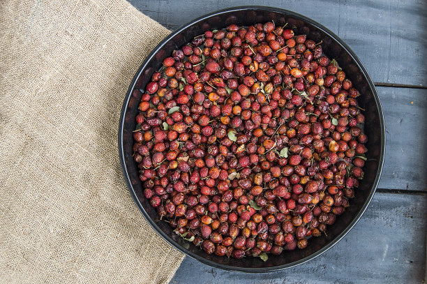 木地板上风干的天然玫瑰果画作，冬季制作玫瑰果茶的玫瑰果干图片图片下载