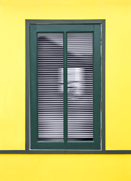 木窗户颜色绿色与白色百叶窗在黄色的墙壁。图片下载