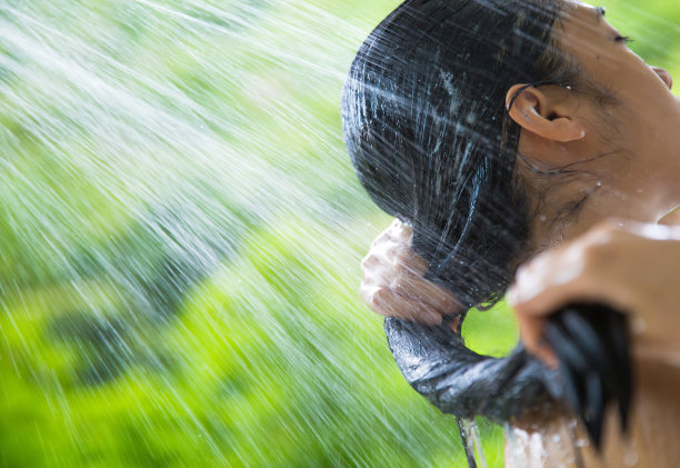 在户外洗澡和洗头的女人素材图片