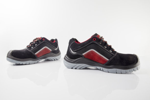 男黑色和红色皮鞋上的白色背景。图片下载