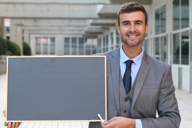 商人在展示一块带有抄写空间的黑板素材图片