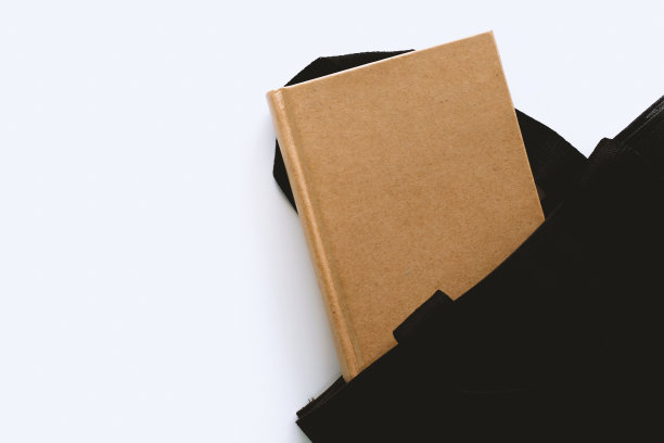 黑色面料的绿色环保概念可重复使用的袋子，白色桌子背景的日记笔记本与copyspace图片下载