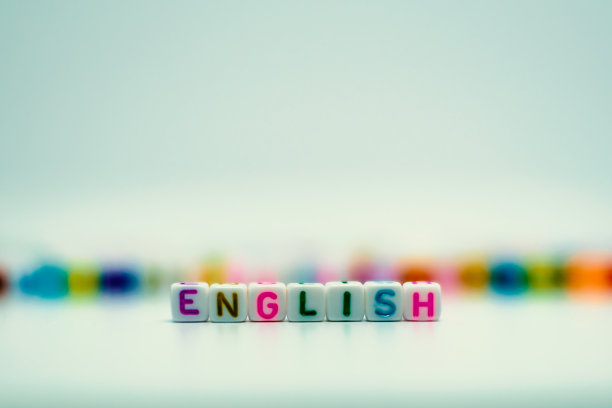 单词“英语”从字母珠学习概念，选择性聚焦和添加颜色滤镜图片下载