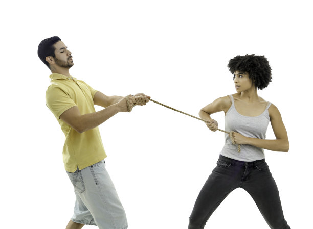 夫妻斗拉绳图片下载