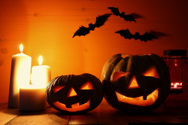 万圣节南瓜在木桌前诡异的黑暗背景。杰克灯啊图片下载