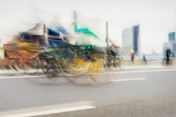 多色抽象背景的自行车组在城市街道，城市马拉松，模糊的效果，无法辨认的面孔。运动、健身、健康的生活理念图片下载