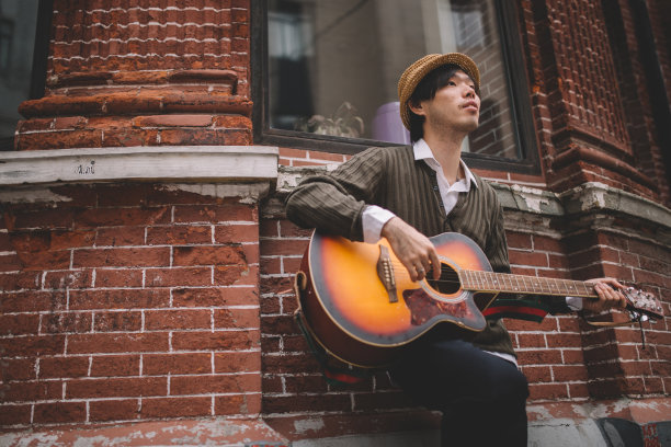 市中心的曼街表演素材图片