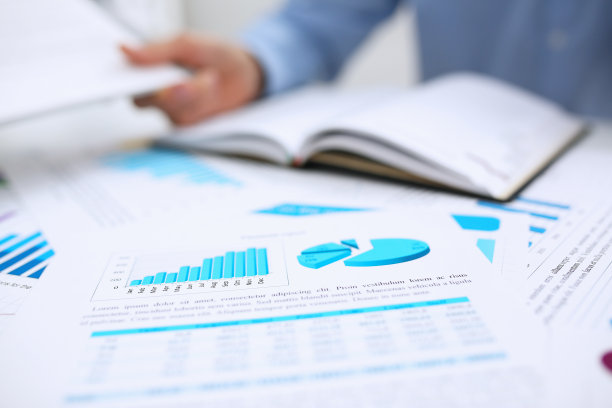 男性手里拿着金融统计文件图片下载