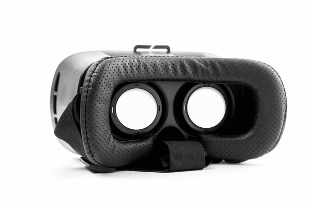 近距离的虚拟现实头盔上的白色背景。图片下载