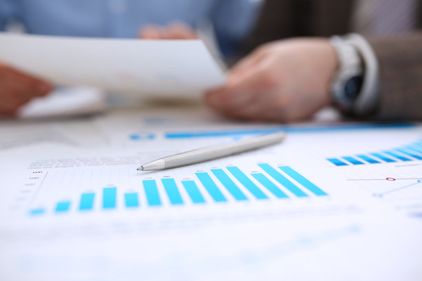 一组人讨论问题与信息图表的特写图片下载