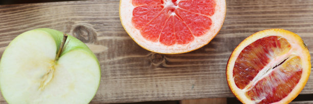 在木质背景上混合新鲜的水果切片。照片景深。图片下载