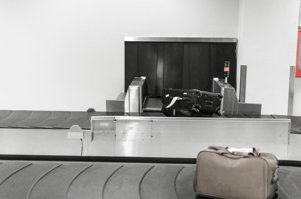 在机场的传送带上装行李图片下载