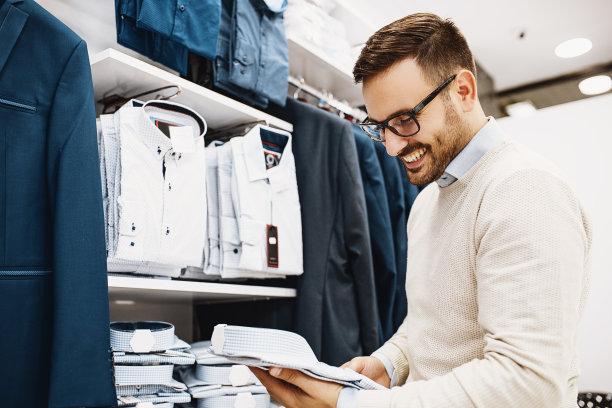 男人享受购物图片下载