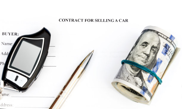 卖车的合同，带笔，钱和汽车遥控器。经营理念。图片下载
